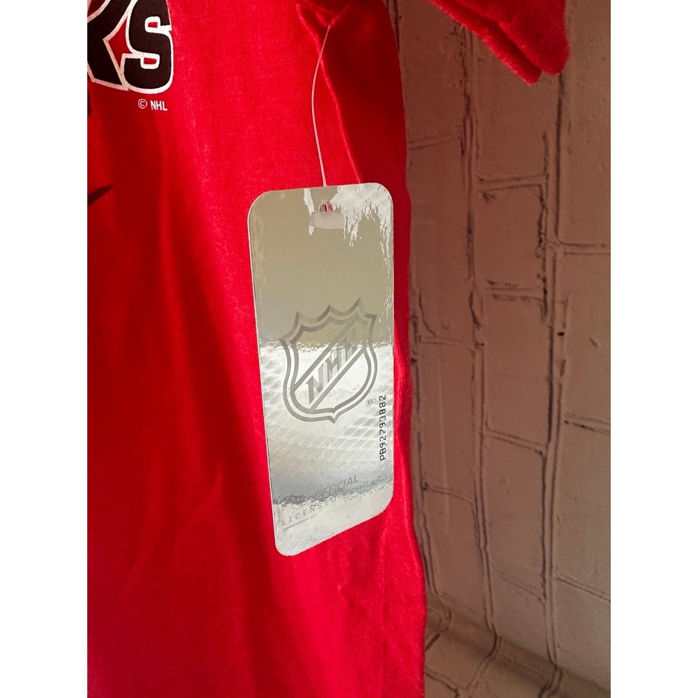 *NEW* Medium Red NHL Chicago Blackhawks T-Shirt - Picture 2 of 4